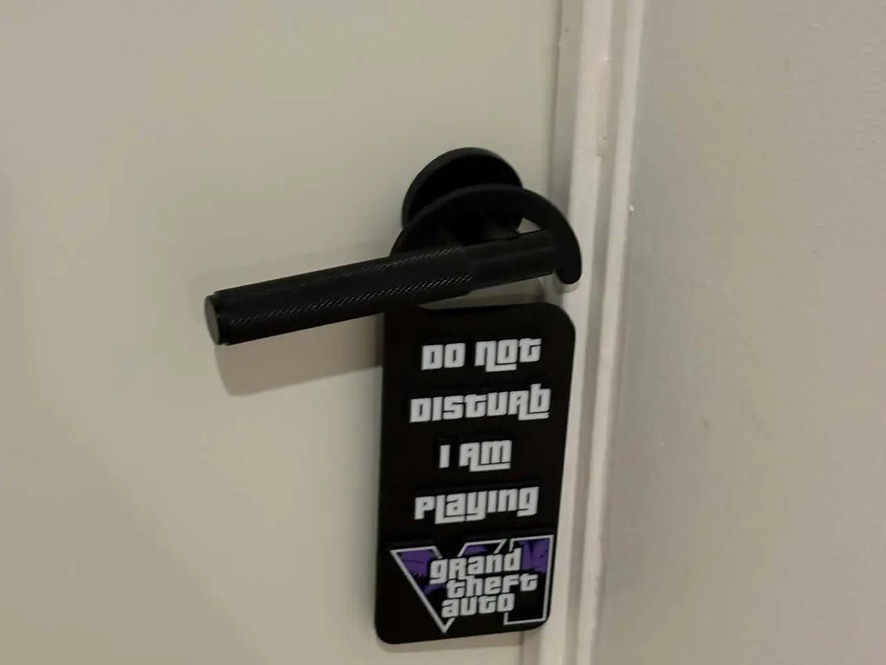 Billede 3 - GTA6 dørskilt "Do Not Disturb – I Am Playing" 🎮💜