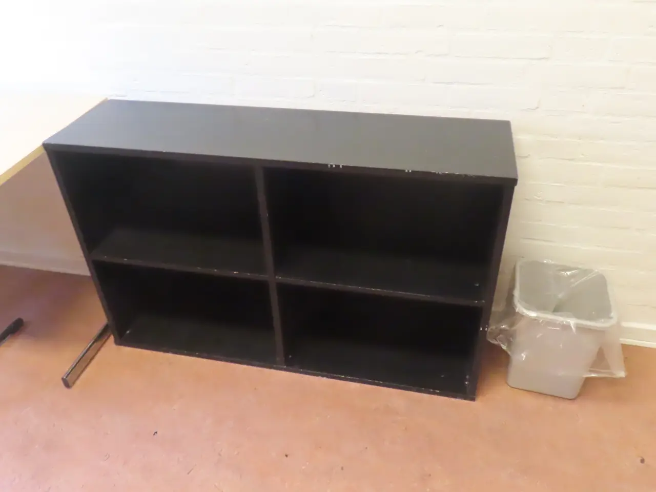 Billede 3 - Indhold på værelse af bord, køjeseng, skab mv.