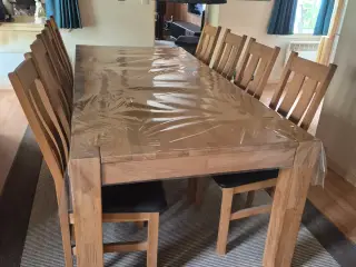 Velholdt  spisebord og 8 stole 