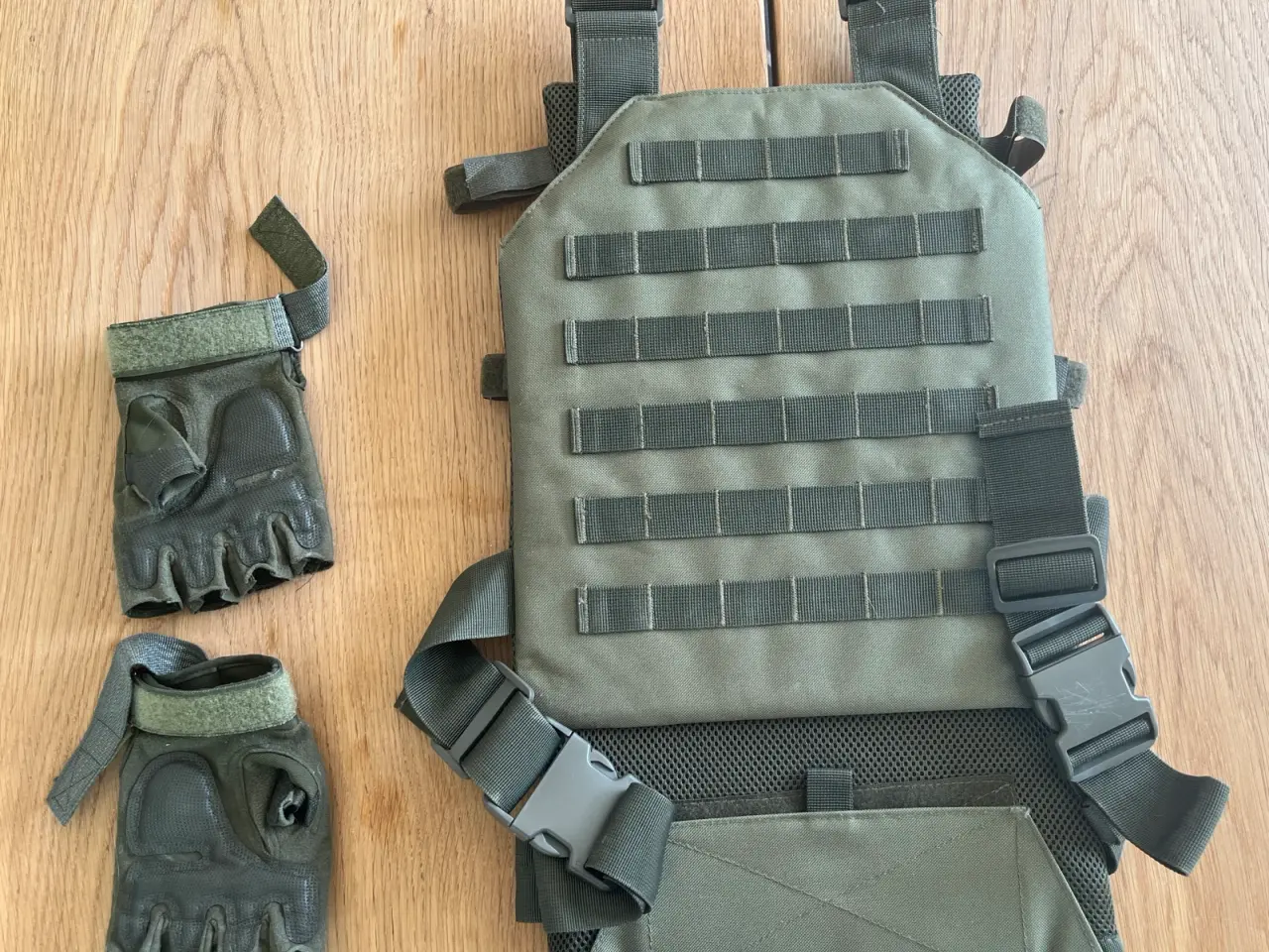 Billede 2 - Vest og handsker til softgun