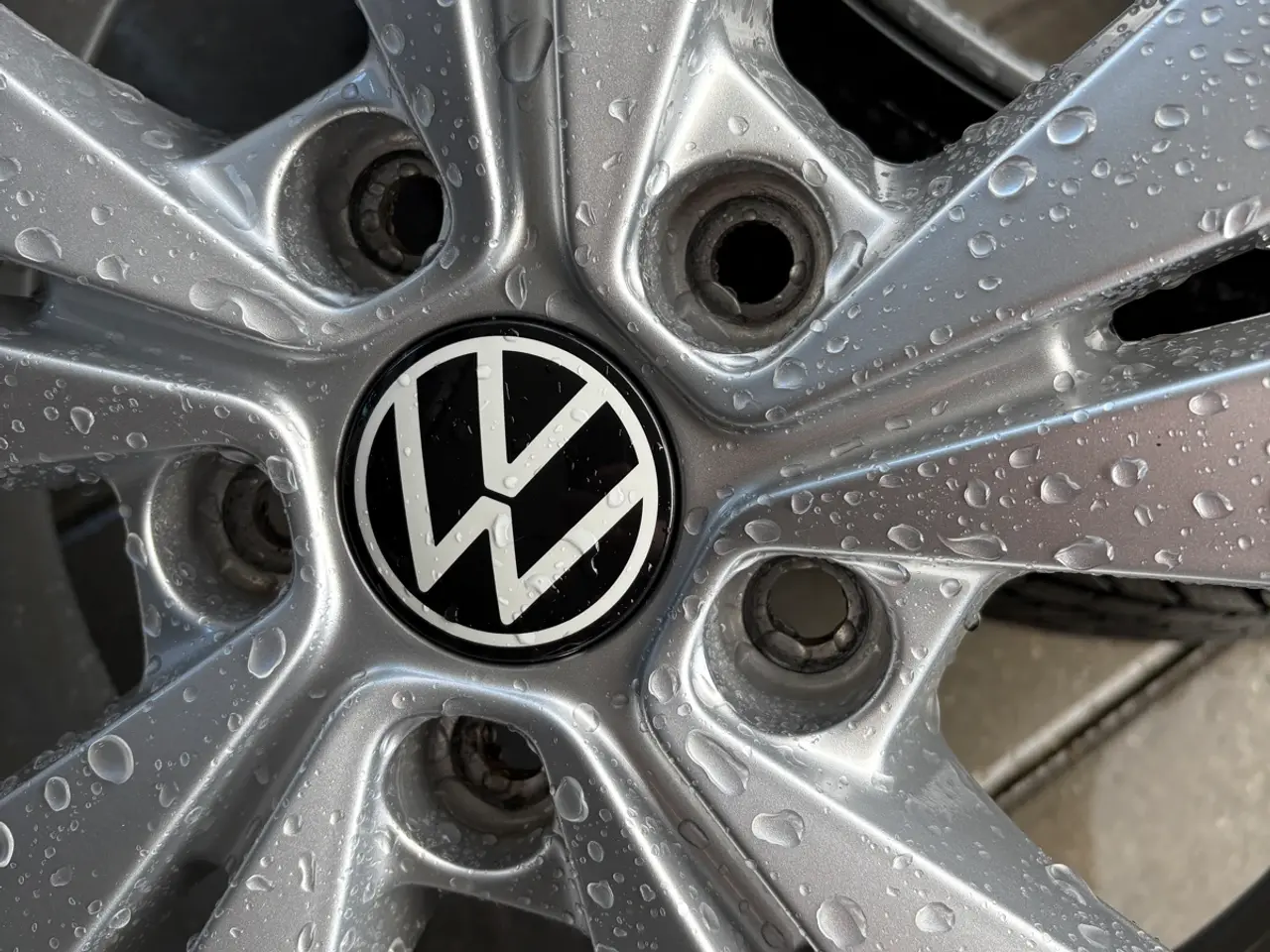 Billede 4 - Org. Vw fælg til id3 med Continental vinterdæk