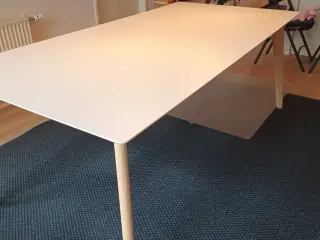 Hvidt spisebord med træben 100x200 cm