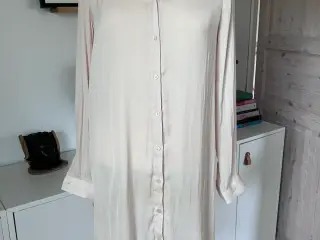 Beige kjole fra Vila, XS. NY