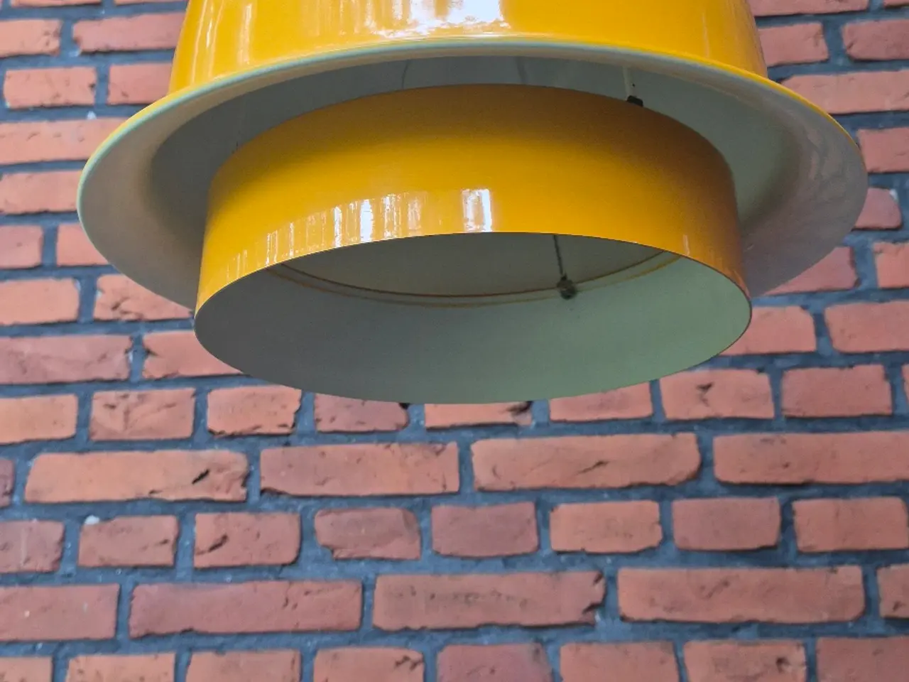 Billede 14 - Finurlig solgul retrolampe i svensk design