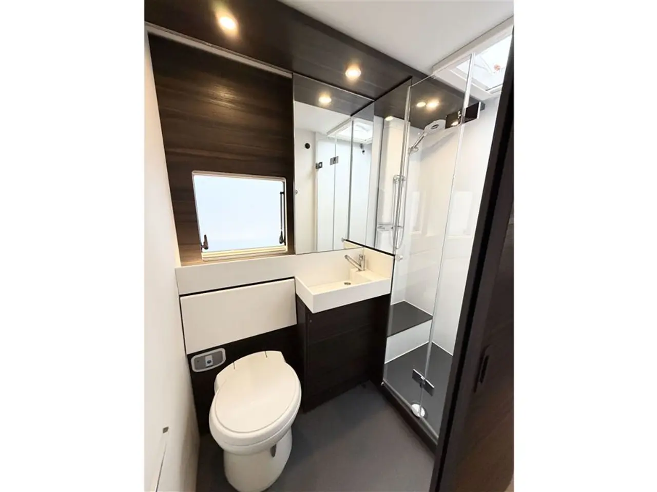 Billede 26 - 2022 - Adria Astella 754 DP Queensbed-Alde-Gulvvarme-El Thule markise