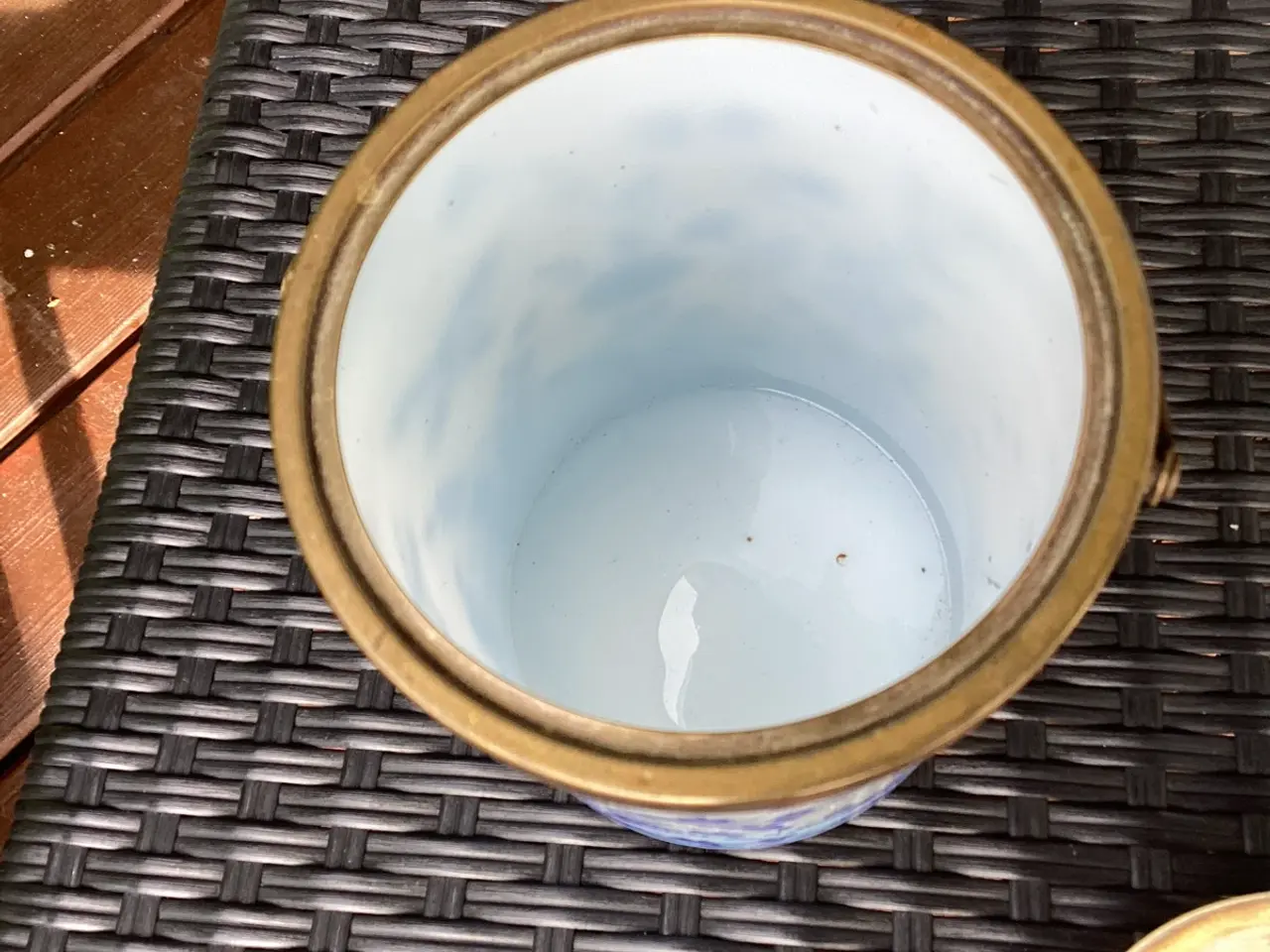 Billede 8 - Fin ældre kiksespand i opaline glas med blå glasur