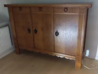 Dækketøjsskab