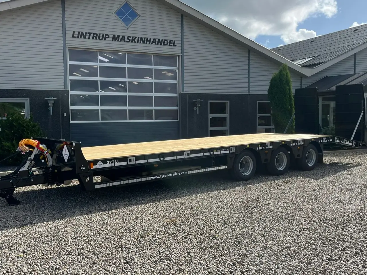Billede 2 - Tyrone 27TLL LANG MODEL med forbredningsudstyr samt kombi bremser, både luft og hydrauliske bremser. Affjedret træk og affjedret aksler. Med hydrauliske ramper og værktøjskasse