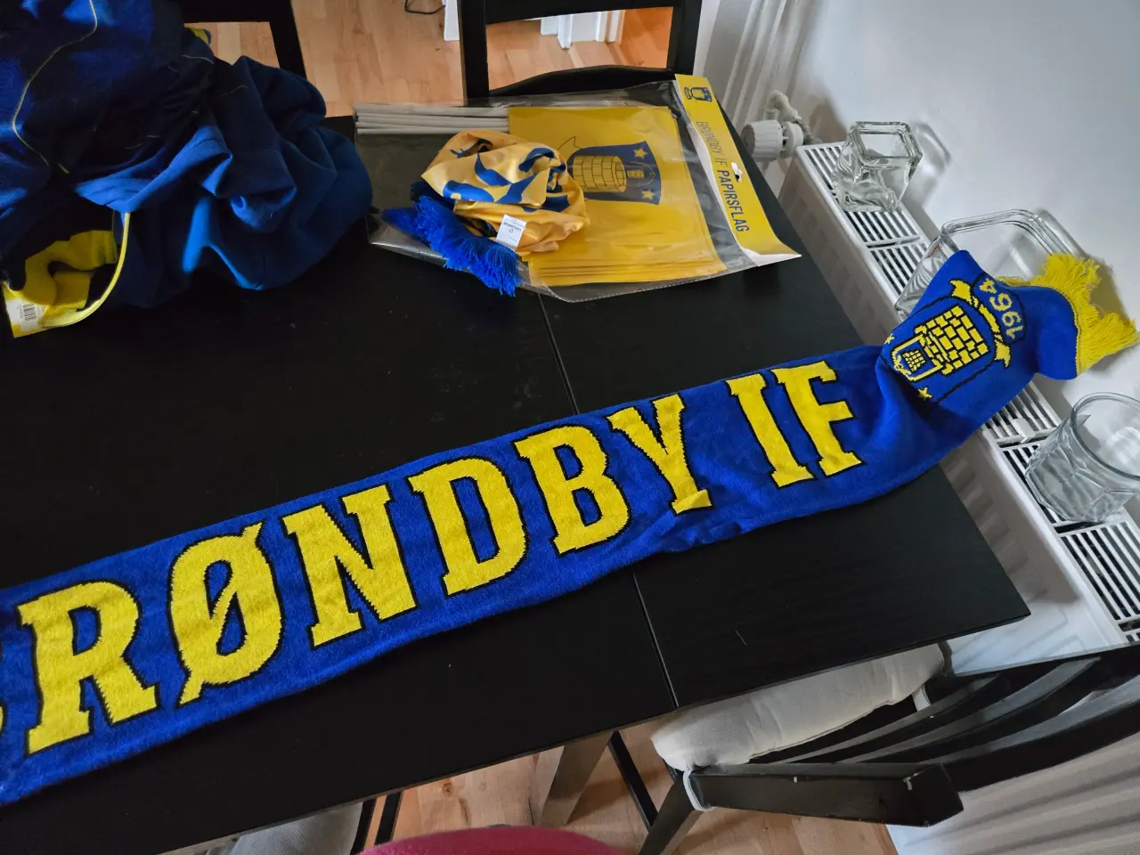 Billede 1 - Brøndby halsterklæder 2 styk 100 kr for et