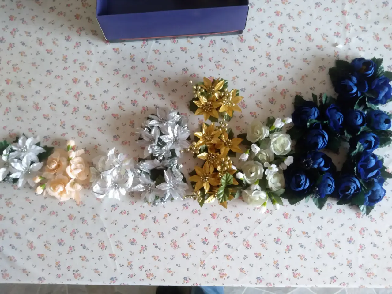 Billede 17 - Julepynt, krus, lysestager, nissehuer m.m.