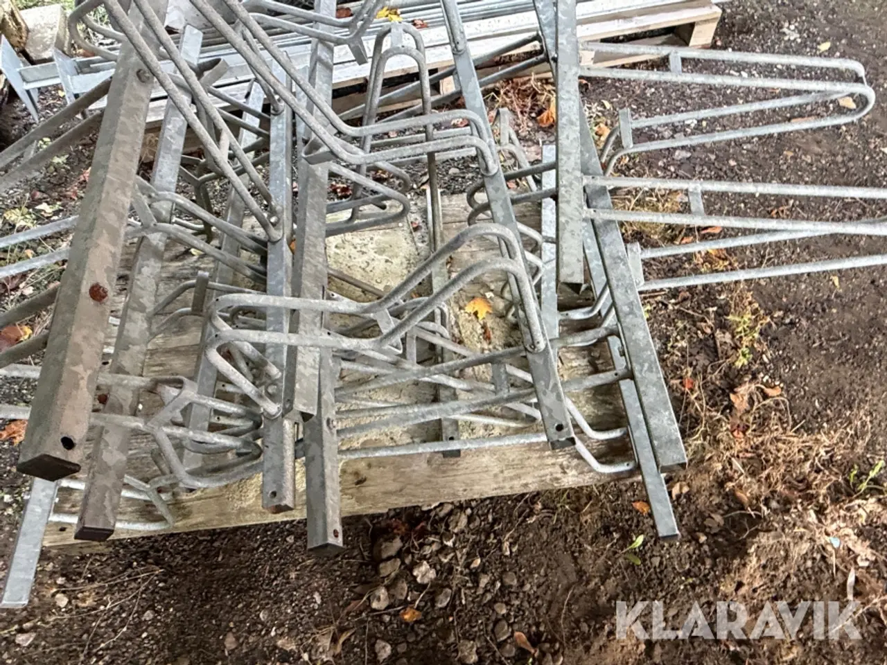 Billede 5 - Trådhegn med stolper & 6 cykel stativer
