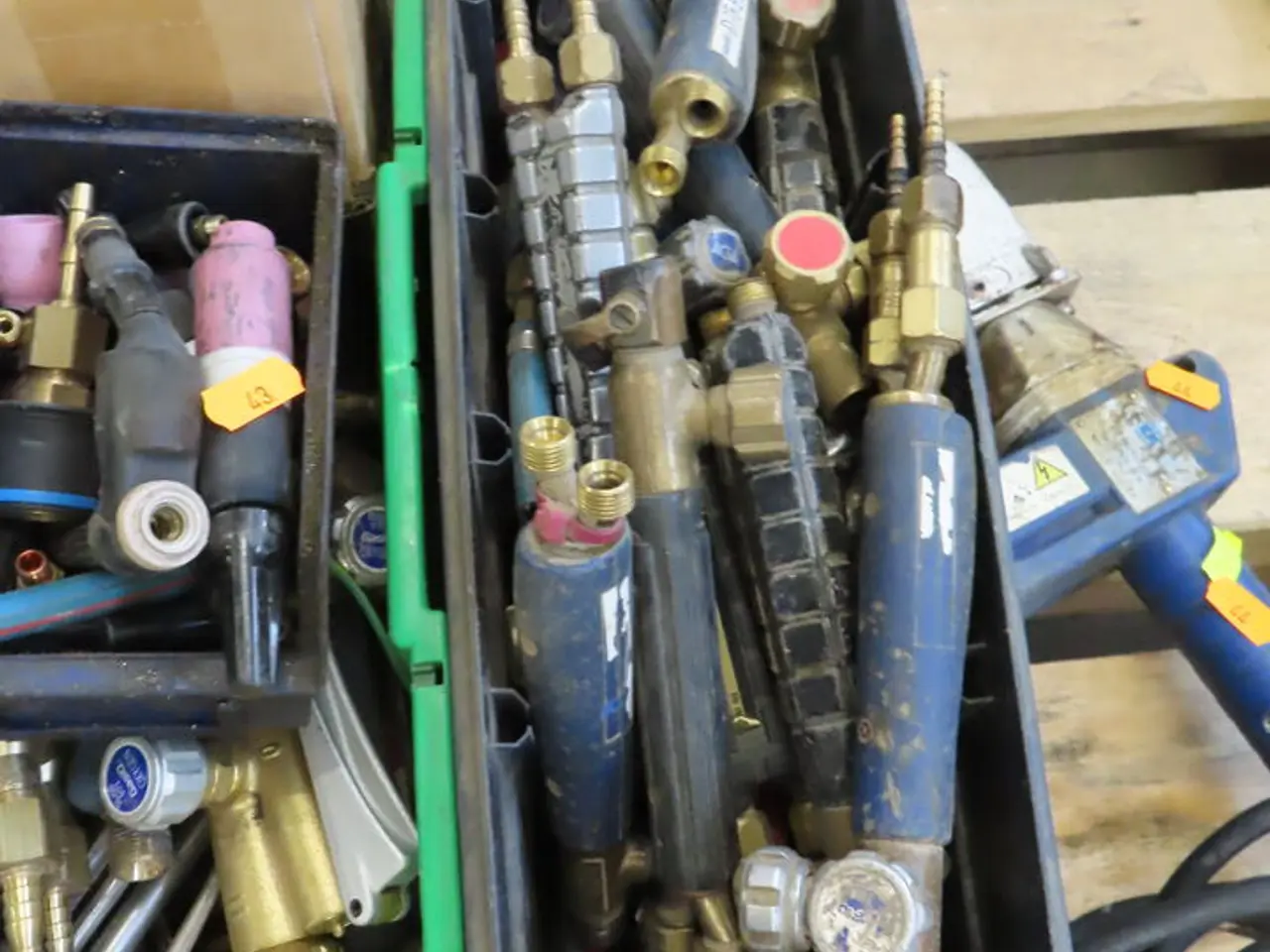 Billede 3 - 2 stk. kasser med fittings