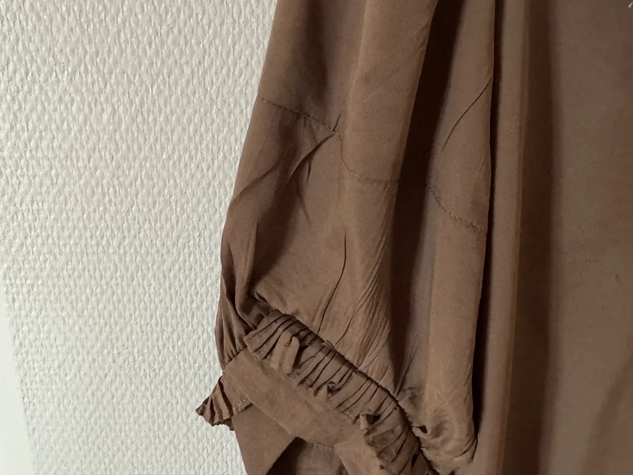 Billede 4 - Flot Gossia kjole med mange detaljer, brun, str. M