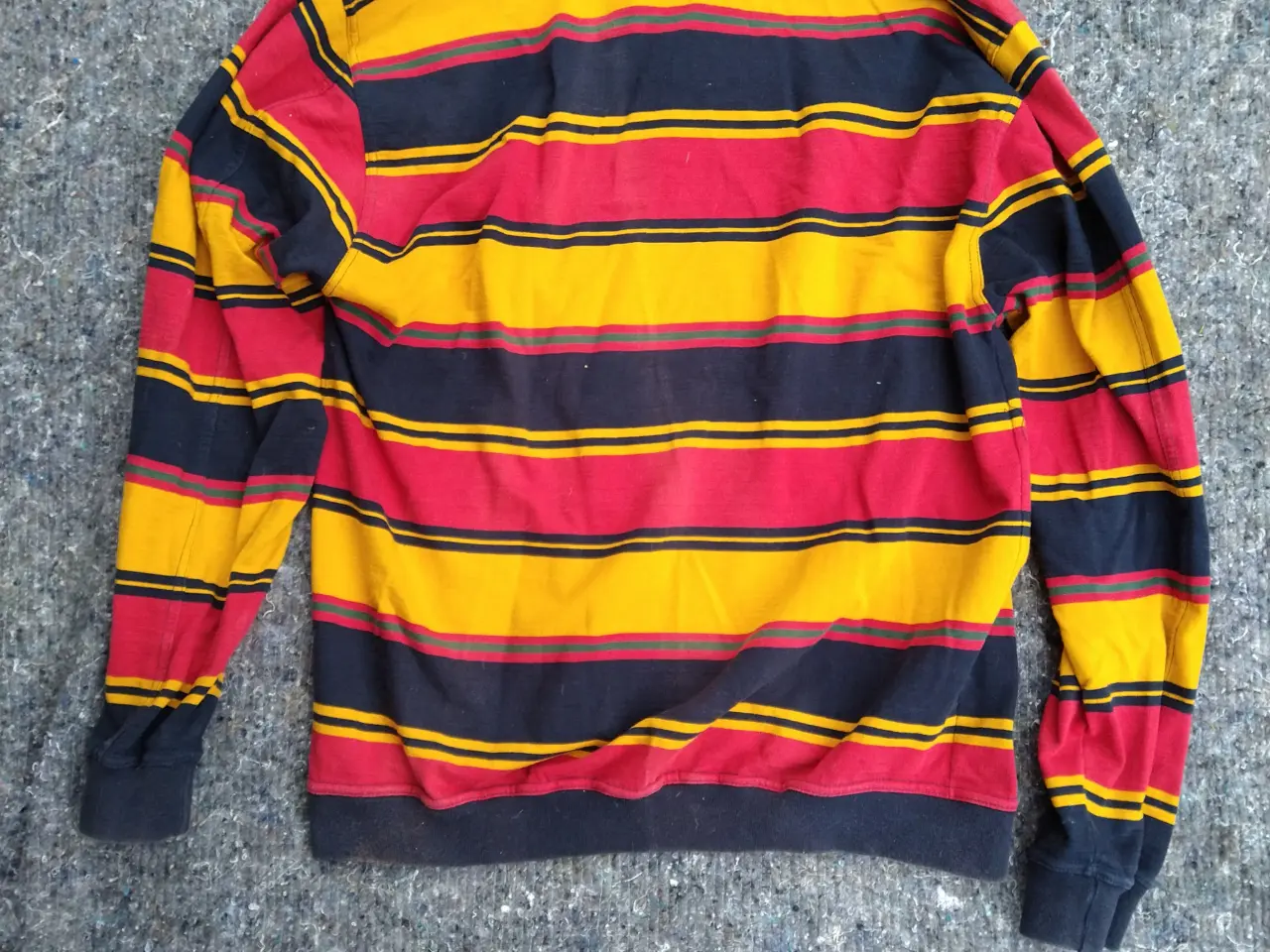 Billede 2 - sweater str. L,  rød/gul/sort