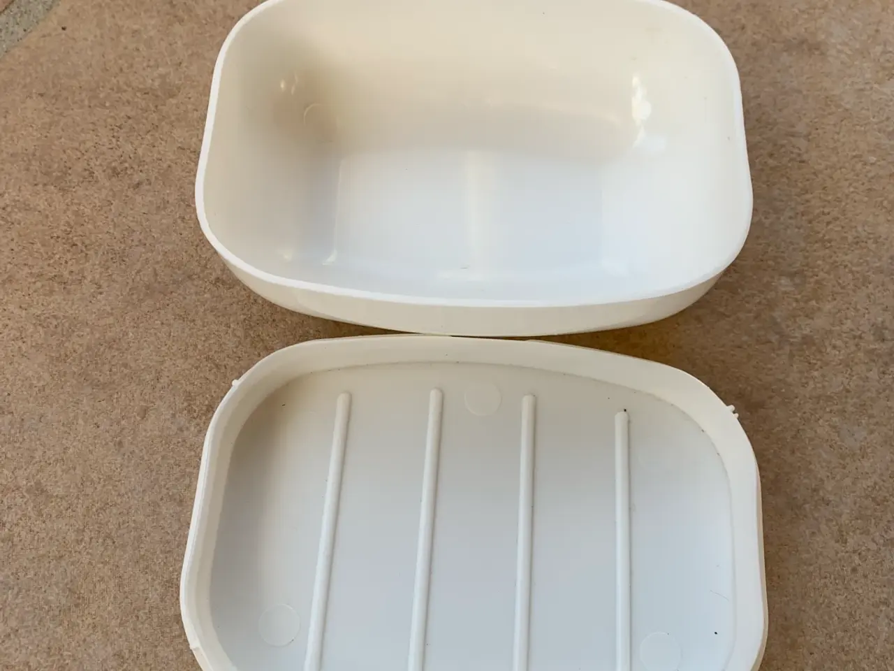 Billede 2 - Hvid sæbeboks i plast.