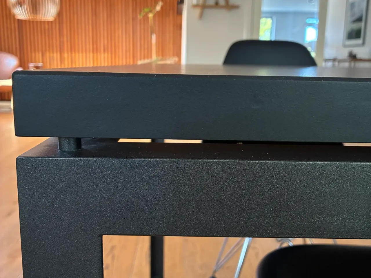 Billede 6 - Spisebord i sort linoleum og stål
