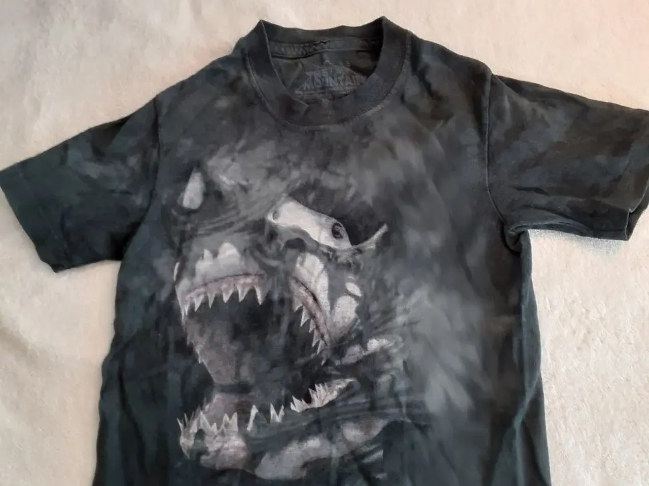 Billede 1 - T-shirt, str. 116, grå/sort, haj motiv foran.