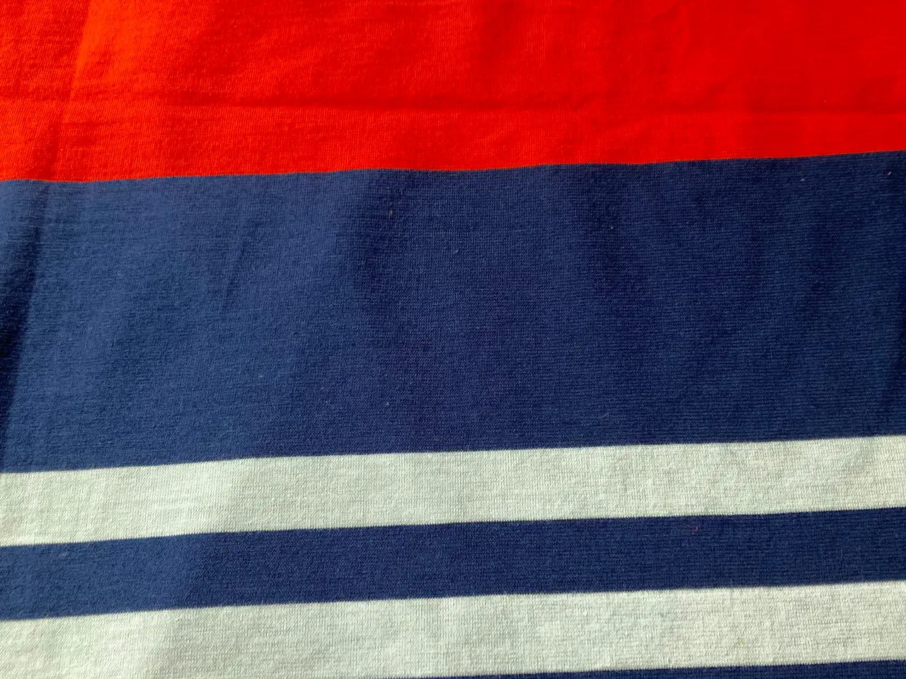 Billede 3 - 2 stk. T-shirt stof, rød-blå-hvid og rød-sort-hvid