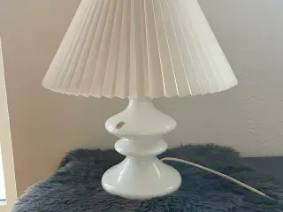 Holmegård bordlampe Mary opal med hvid skærm