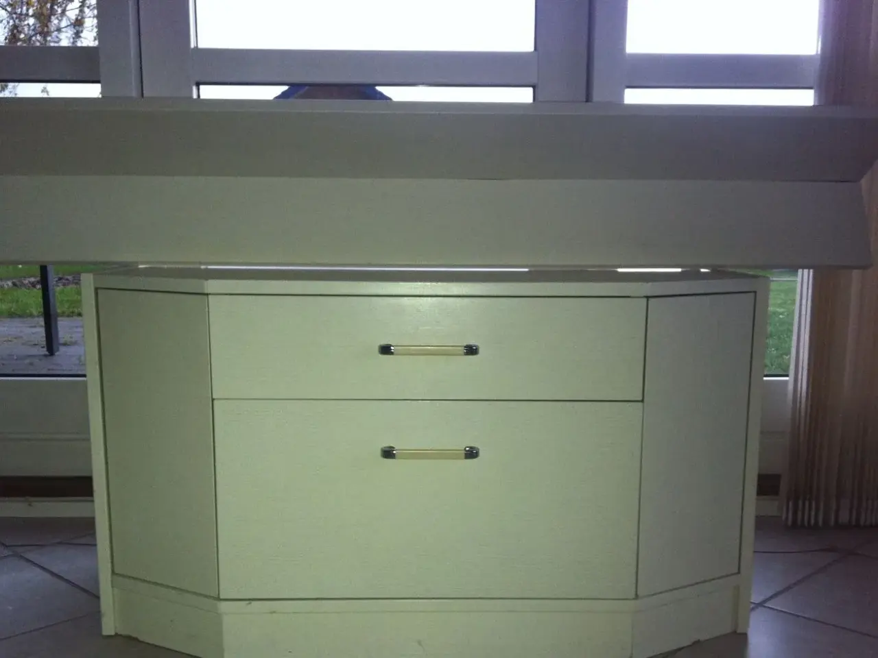 Billede 2 - Reol med belysning, 50kr