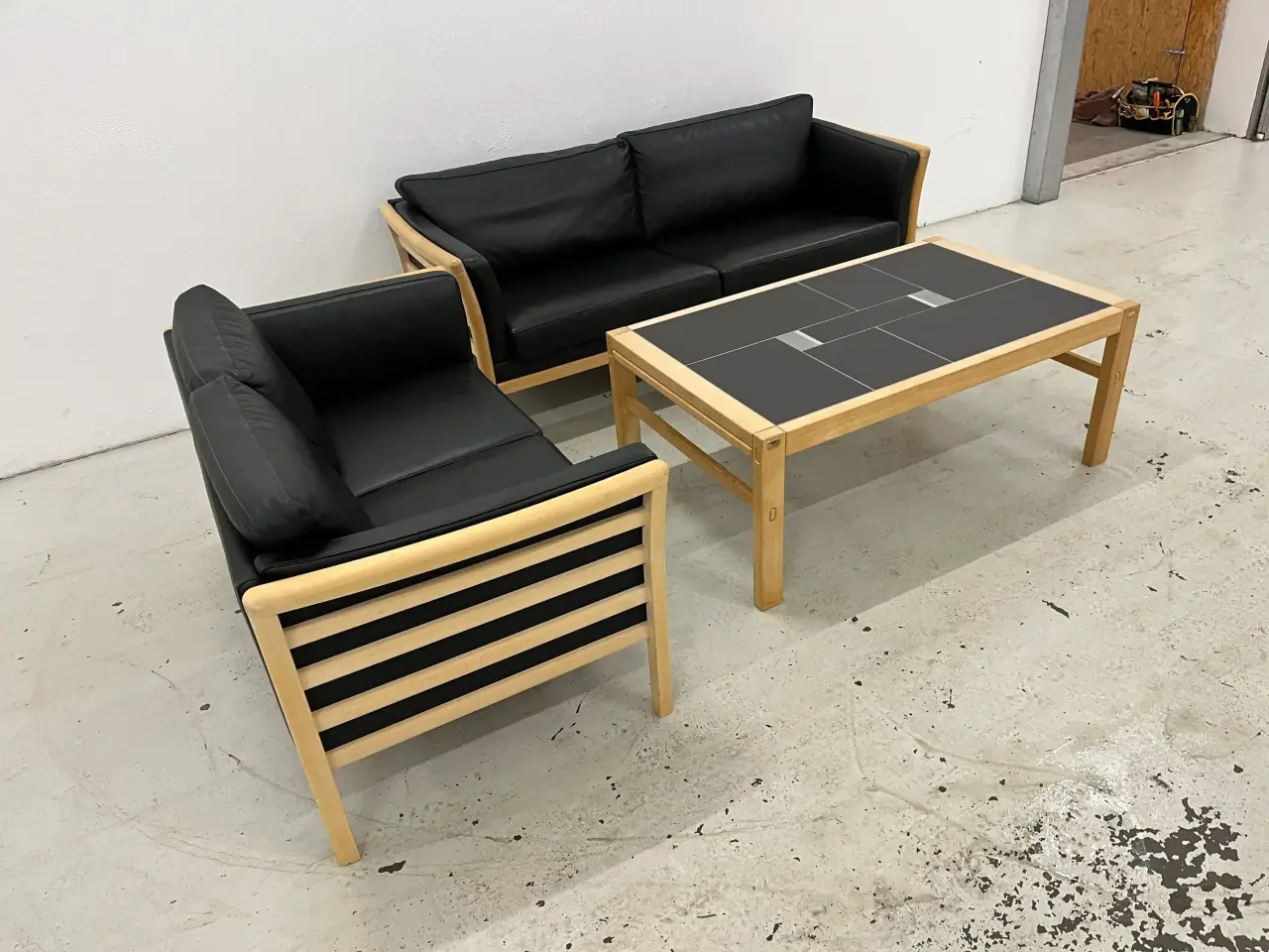 Billede 4 - Sofagruppe 3+2 Pers.I sort anilin læder gavl i bøg