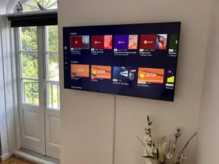 Flot velholdt 43" Samsung incl. beslag