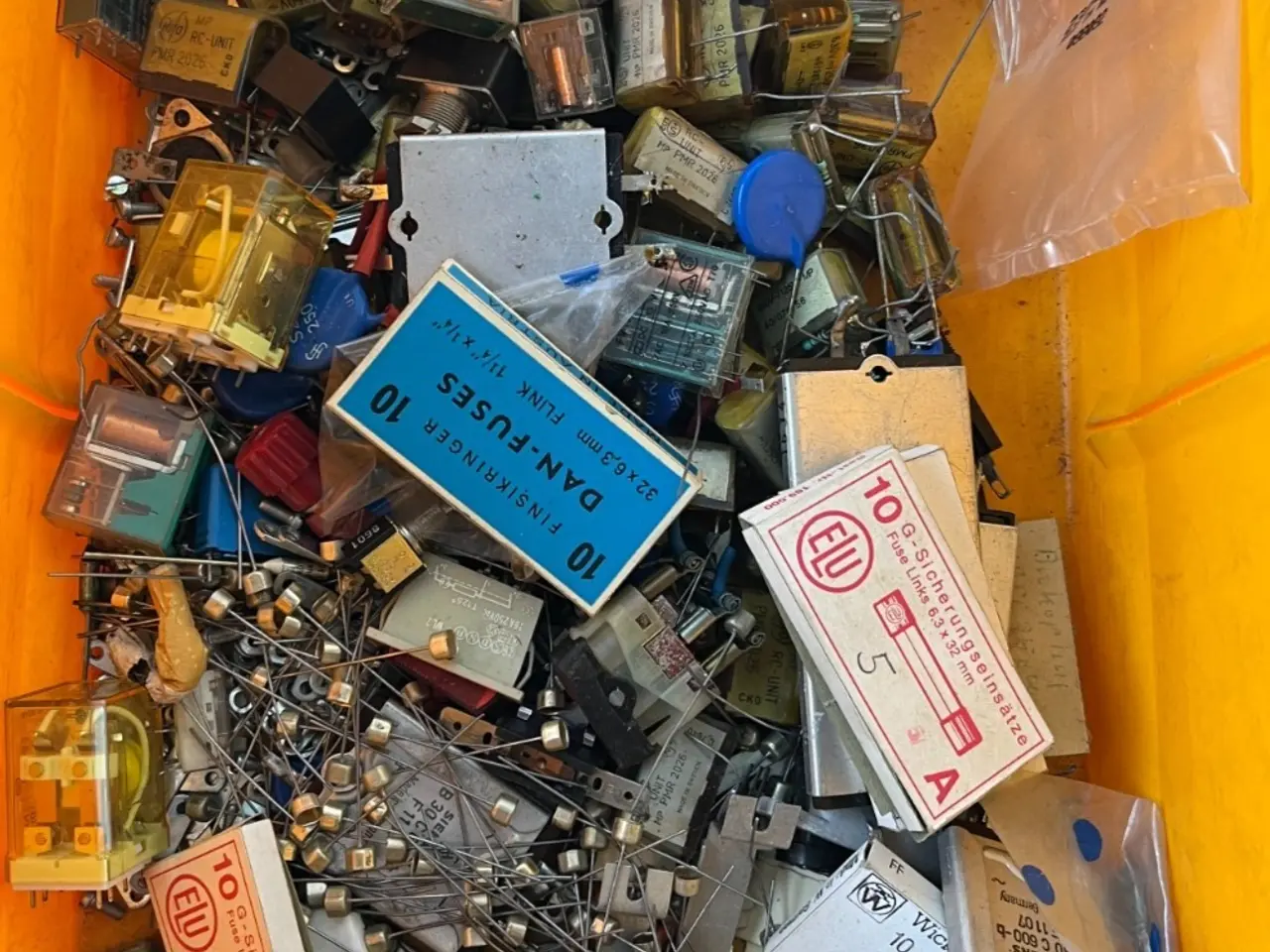 Billede 1 - Vintage Electronics Grab Box – RC Snubber Units,