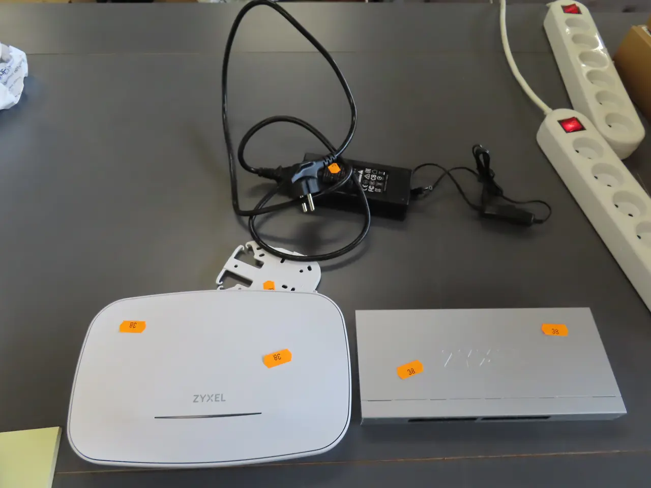 Billede 1 - Wireless accespoint samt switch ZYXEL