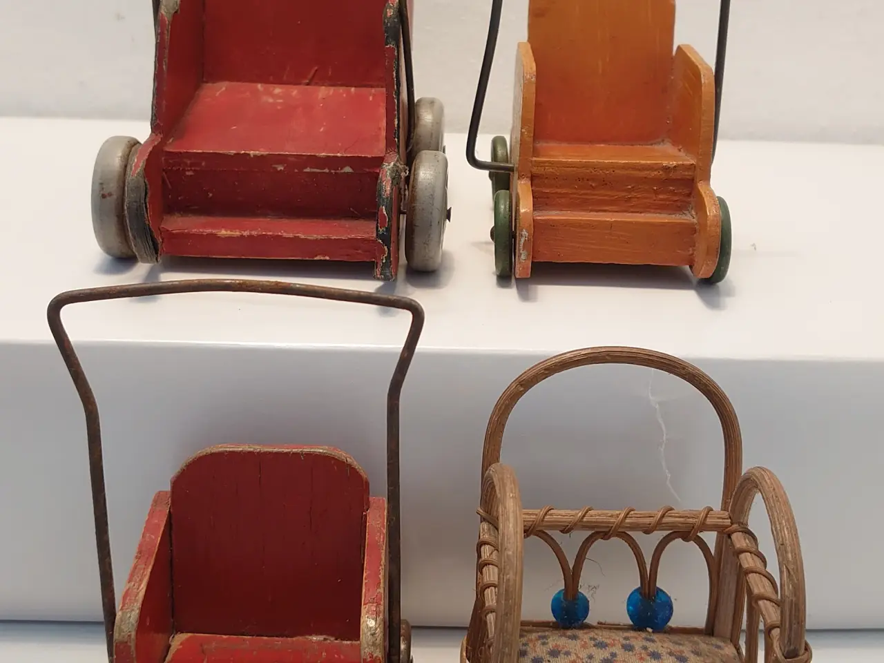 Billede 6 - 4 stk gamle miniature dukkevogne. Ca 1930-40