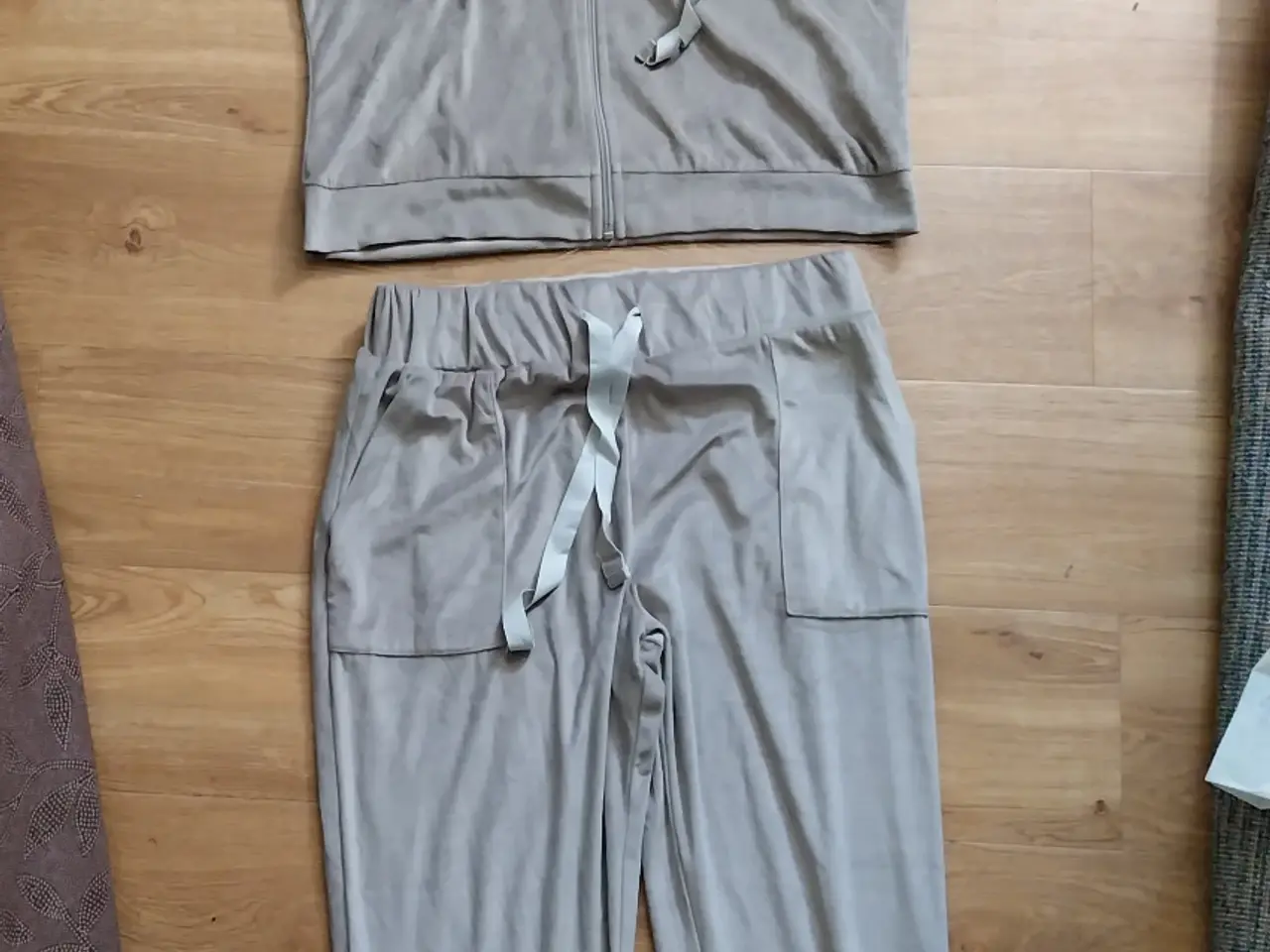 Billede 3 - Oeko tex jogging dragt str. S / M