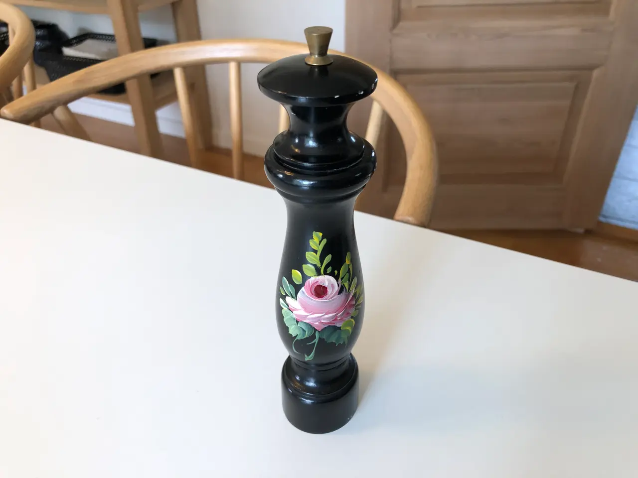 Billede 2 - Sort peberkværn i træ med blomstermotiv