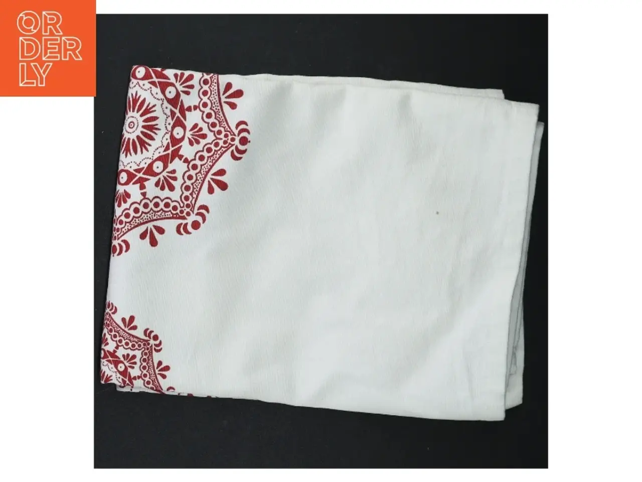 Billede 2 - Dug med rødt mønster (str. 142 x 45 cm)
