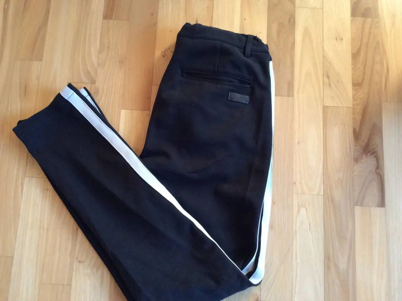 Billede 4 - Sort buks med hvid stribe