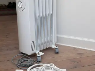 Flytbar elradiator 1500W, inklusiv smart-stik etc.
