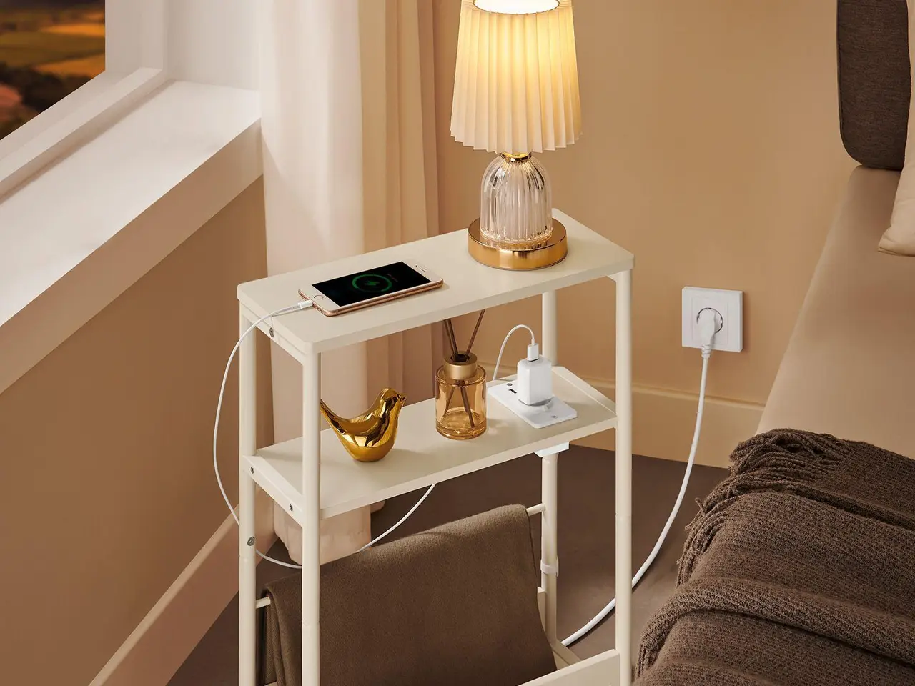Billede 3 - Smalt sidebord med stikkontakt og USB - cremehvid