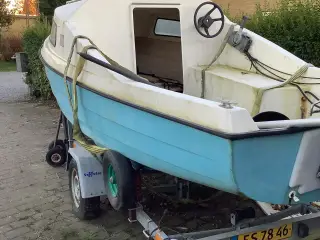 Kabinebåd med bådtrailer
