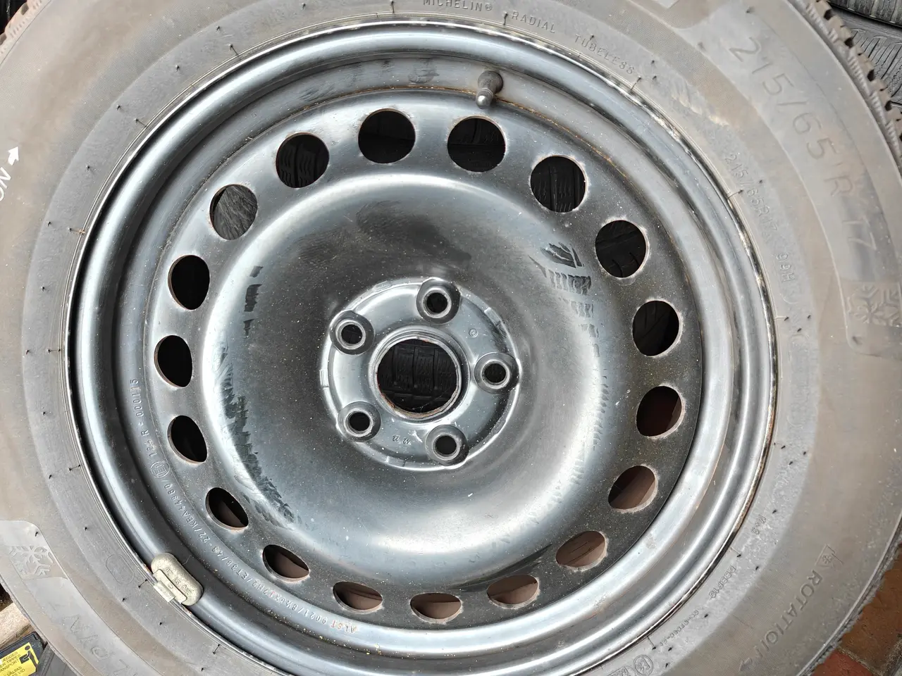 Billede 1 - Michelin Vinterdæk med stålfælg 110x5 215/65r17 5,