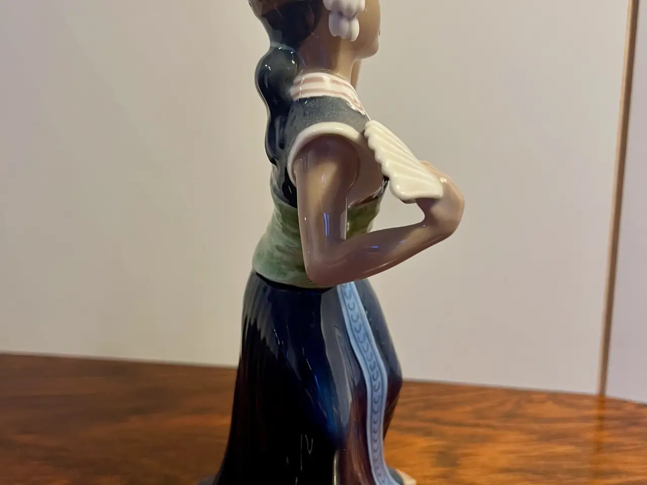 Billede 4 - Aju Sitra (Dame med vifte) porcelænsfigur