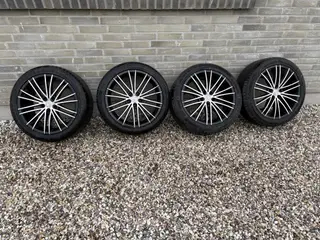 18 tommer fælge med dæk.