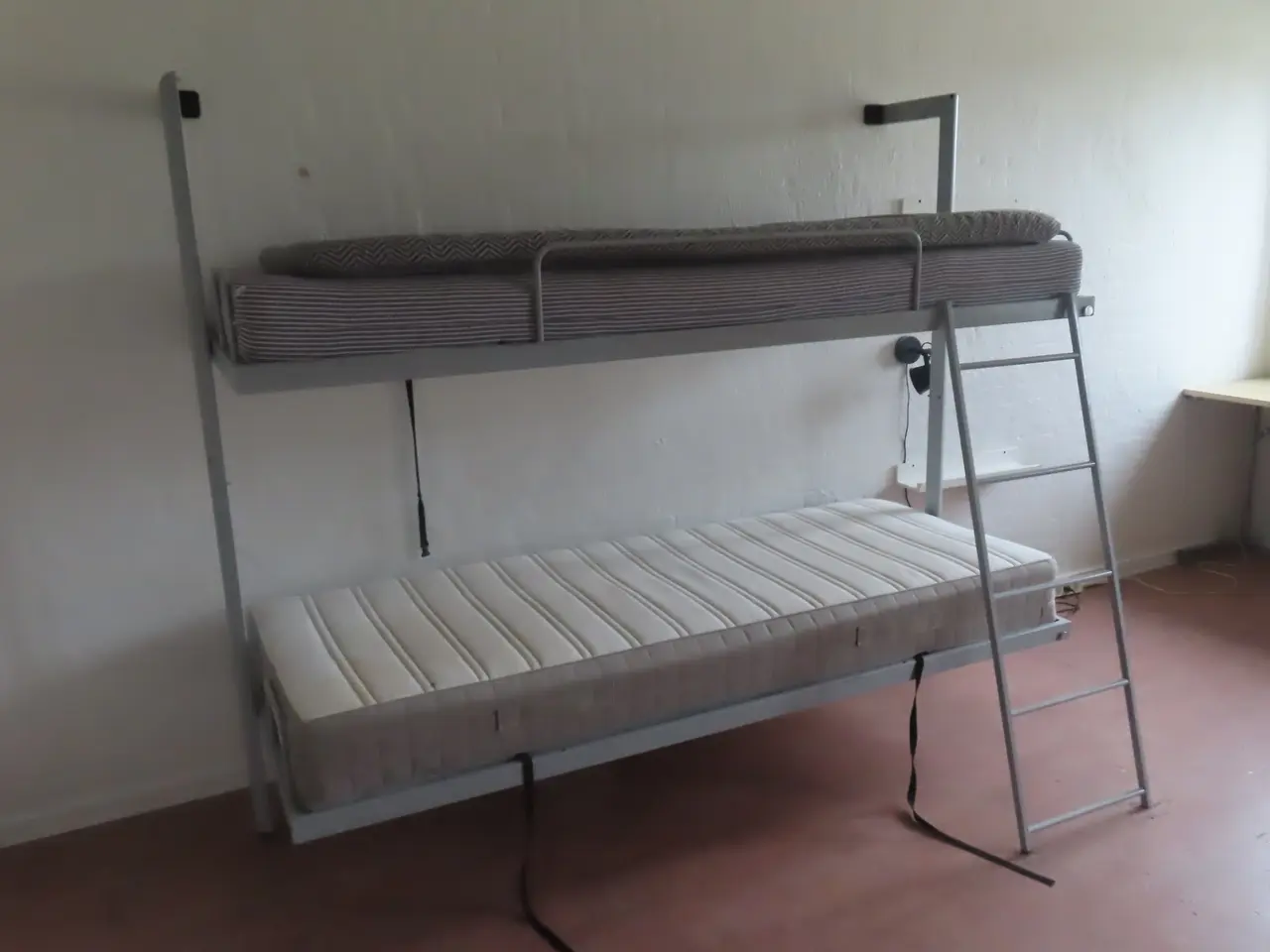 Billede 1 - Indhold på værelse af bord, køjeseng, skab mv.