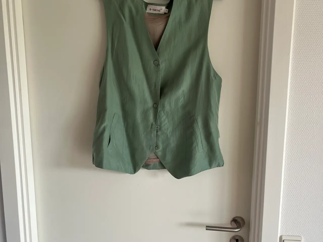 Billede 2 - Vest med  bindebånd bag på.