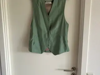Vest med bindebånd bag på.