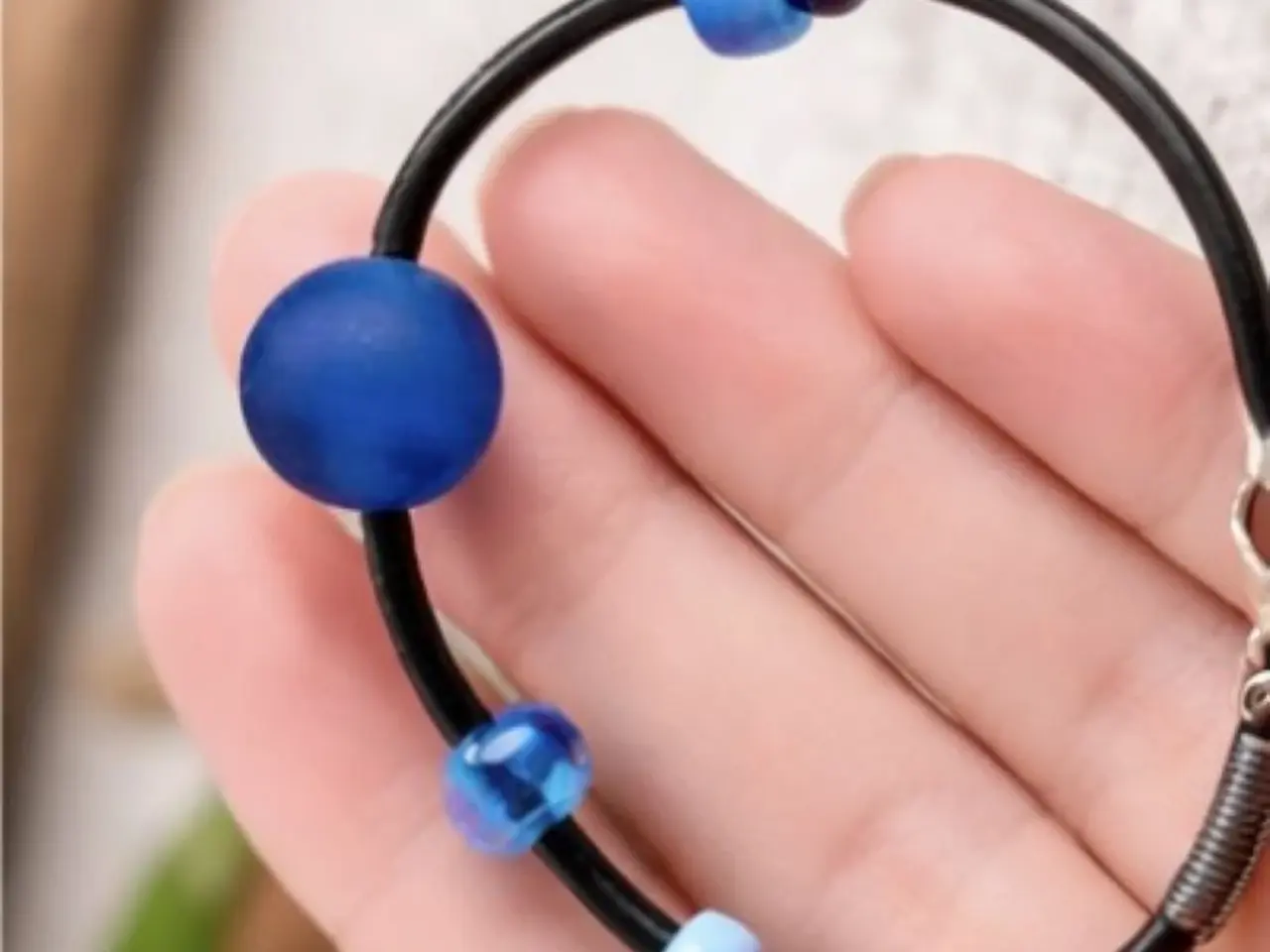 Billede 4 - Læderarmbånd med blå glasperler