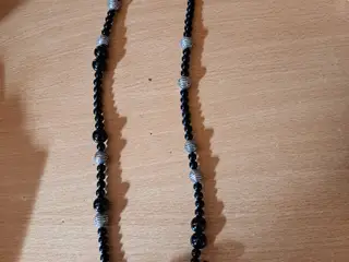 Halskæde mærket Stella med perler og knast