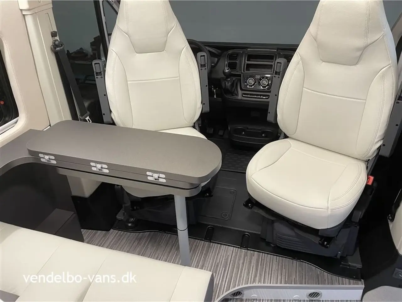 Billede 15 - 2025 - McLouis Menfys Van 03 S-Line Campervan med dobbeltseng UNDER 6 meter