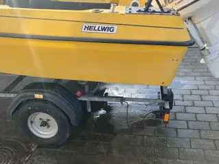 Båd med påhængsmotor og trailer