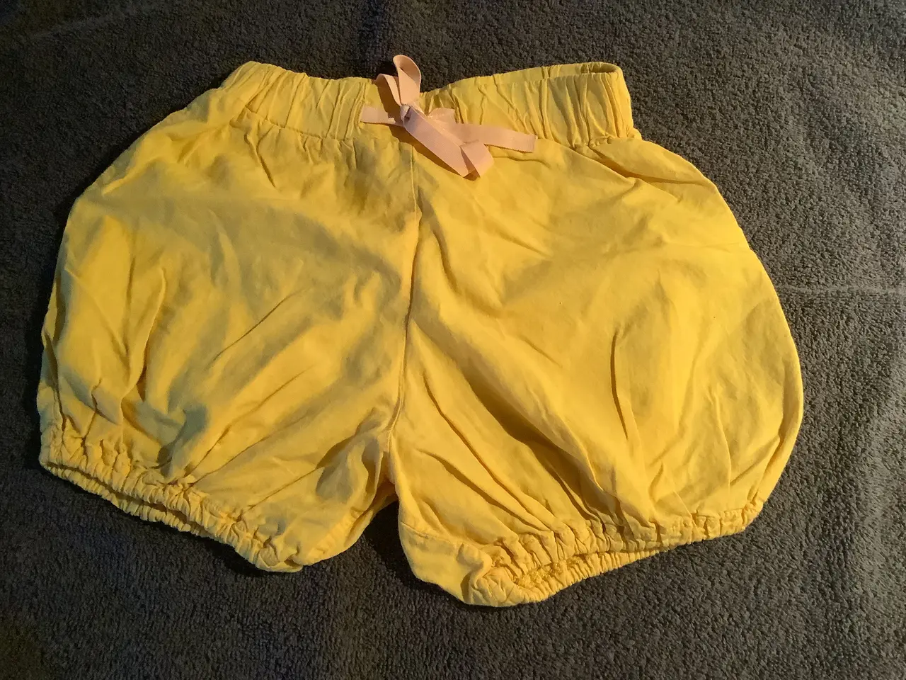 Billede 2 - Helt nye Gro gule shorts str. 74 pige