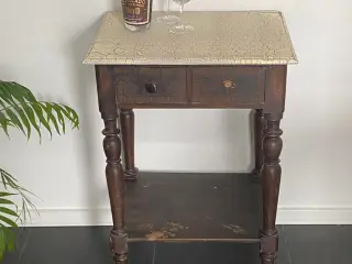 Lille bord med patina og 2 skuffer