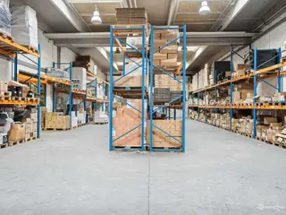 Højloftet lager og kontor på Avedøre