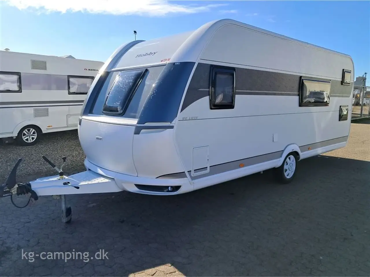 Billede 2 - 2022 - Hobby De Luxe 540 KMFe Flot vogn med 2 køjer og Isabella Commodore fortelt - Kan nedvejes til 1600 kg.